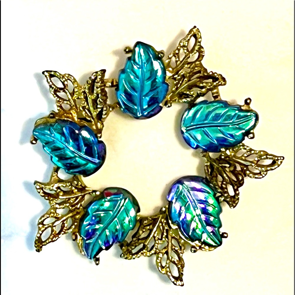 Stunning Vintage Molded Art Glass Brooch